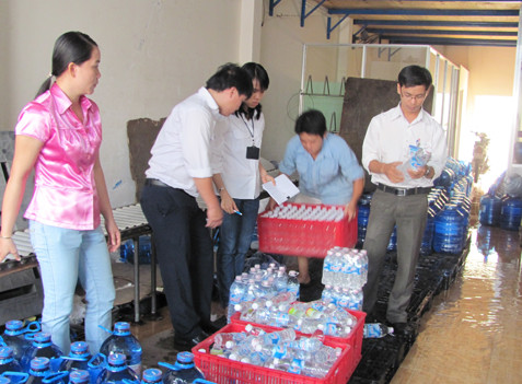 Một cơ sở sản xuất nước không đảm bảo chất lượng bị Thanh tra Sở Y tế TP.HCM kiểm tra và xử lý vi phạm