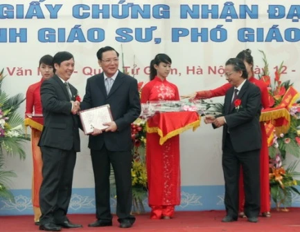 Người thẩm định hồ sơ đăng ký xét công nhận chức danh GS phải là GS