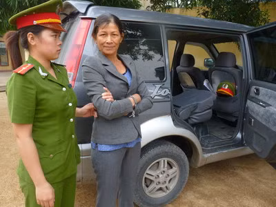 Cơ quan Công an bắt bà Huỳnh Thị Út Cơ quan Công an bắt bà Huỳnh Thị Út