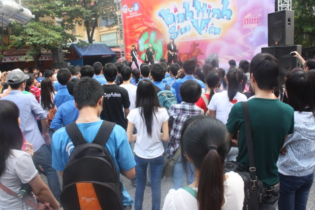 Chương trình ca nhạc thu hút đông đảo sinh viên. Ảnh: gdtd.vn