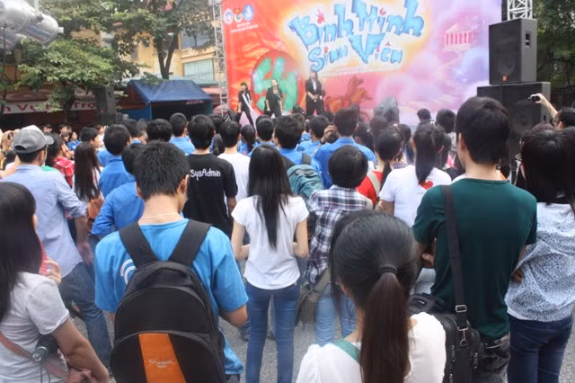 Chương trình ca nhạc thu hút đông đảo sinh viên. Ảnh: gdtd.vn