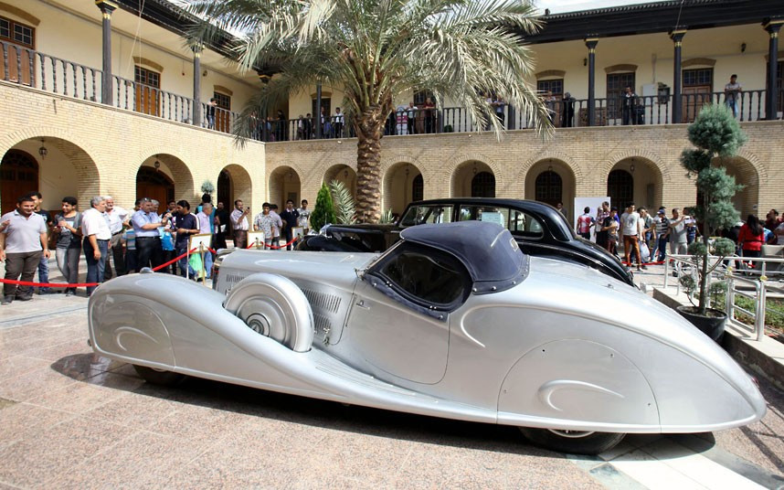 Những hình ảnh ấn tượng trong tuần ảnh 9 People look at a 1932 Mercedes Benz offered by Nazi Germany’s dictator Adolf Hitler to Iraq’s King Ghazi, who ruled Iraq until his death in 1939, during an exhibition in Baghdad