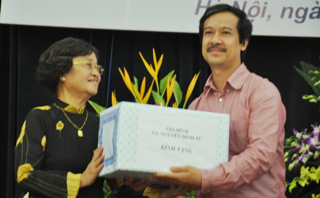 GS.Nguyễn Thu Nhạn trao tặng sách cho thư viện 