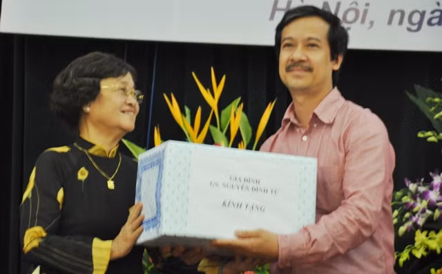 GS.Nguyễn Thu Nhạn trao tặng sách cho thư viện 