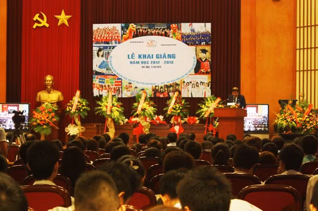 Trường ĐH Sư phạm Thái Nguyên và ĐH Nguyễn Trãi khai giảng năm học mới ảnh 6 Trường ĐH Nguyễn Trãi khai giảng năm học mới. Ảnh: gdtd.vn