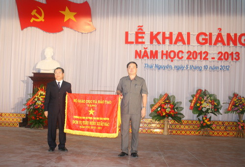 Hiệu trưởng Trường Đại học Sư phạm Thái Nguyên- PGS.TS Phạm Hồng Quang (bên trái), thay mặt nhà trường nhận cờ thi đua xuất sắc của Bộ GD&ĐT do Phó chủ tịch UBND tỉnh Thái Nguyên Nhữ Văn Tâm trao tặng.