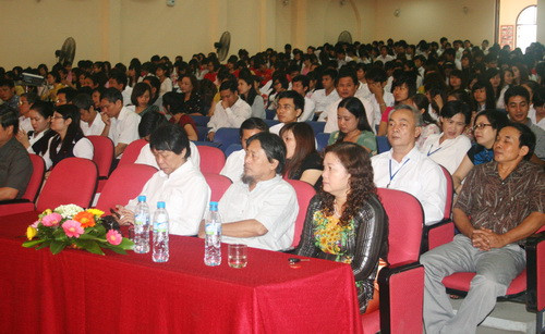 Các đại biểu cùng đông cán bộ, giảng viên, học viên, sinh viên tham dự Lễ khai giảng 