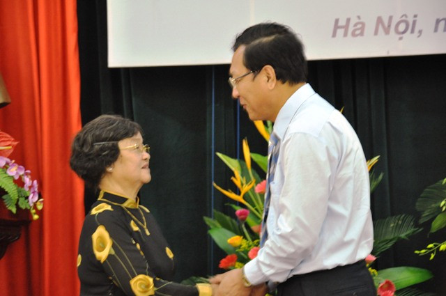 Bộ trưởng Bộ GD&ĐT Phạm Vũ Luận và GS.Nguyễn Thu Nhạn - phu nhân cố GS.Nguyễn Đình Tứ.