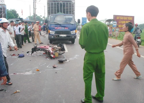 Tai nạn giao thông đặc biệt nghiêm trọng, cả gia đình tử nạn