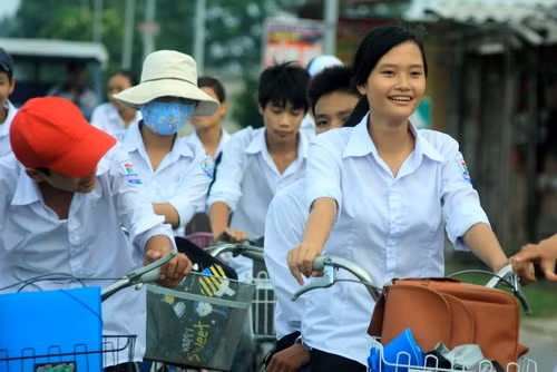 Trong khi đi đứng trật tự trên đường, học sinh của THPT Ngô Quyền vẫn này hớn hở trên đường về. Ảnh, gdtd.vn