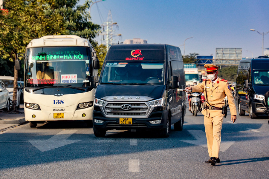 Đội CSGT số 6 đã xử lý 6 xe khách, xe hợp đồng dừng đỗ sau quy định, cố tình &apos;bò&apos; trên đường để đón trả khách.