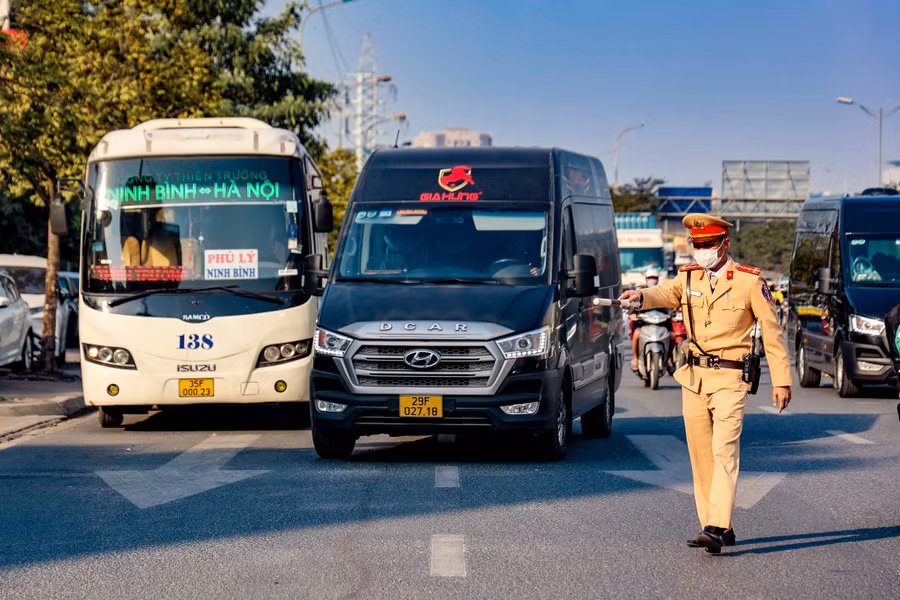 Đội CSGT số 6 đã xử lý 6 xe khách, xe hợp đồng dừng đỗ sau quy định, cố tình 'bò' trên đường để đón trả khách.