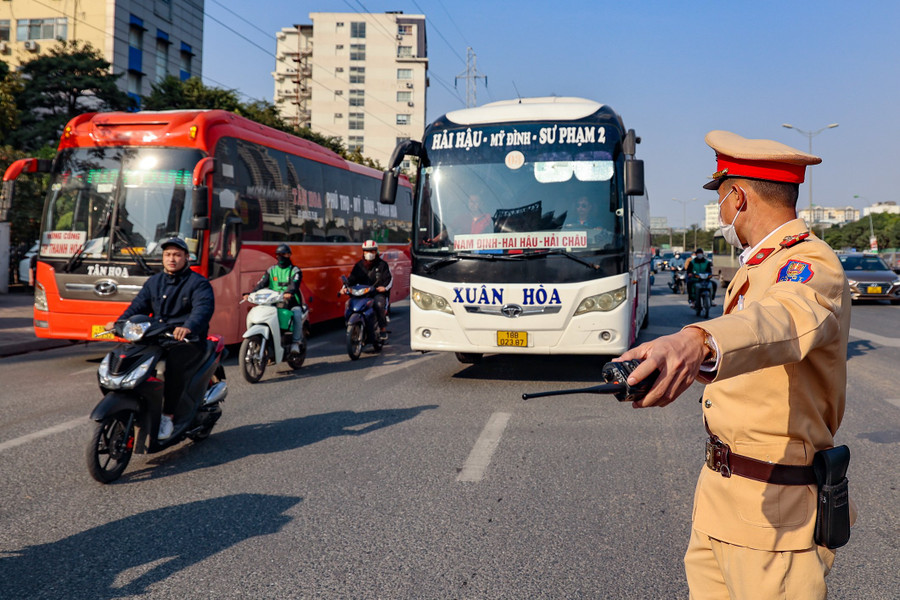 Đội CSGT số 6 đã xử lý 6 xe khách, xe hợp đồng dừng đỗ sau quy định, cố tình &apos;bò&apos; trên đường để đón trả khách.