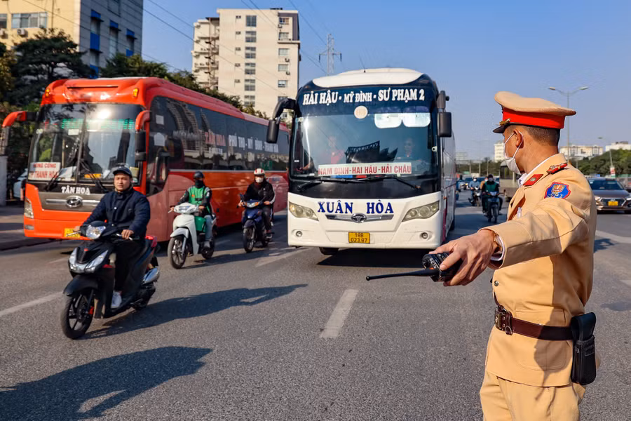 Đội CSGT số 6 đã xử lý 6 xe khách, xe hợp đồng dừng đỗ sau quy định, cố tình 'bò' trên đường để đón trả khách.