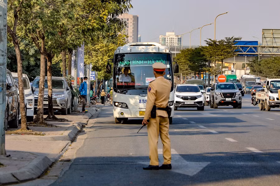 Các nhà xe đều có lý do để bao biện, tổ công tác của Đội CSGT số 6 kiên quyết xử phạt nghiêm tất cả các trường hợp vi phạm.