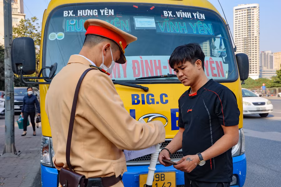 Đội CSGT số 6 đã xử lý 6 xe khách, xe hợp đồng dừng đỗ sau quy định, cố tình 'bò' trên đường để đón trả khách.