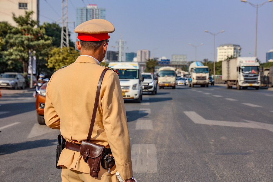 Dọc tuyến Phạm Văn Đồng - Phạm Hùng đến Bến xe Mỹ Đình, xe khách cố tình đón khách không đúng điểm quy định, đi với tốc độ chậm gây cản trở giao thông.
