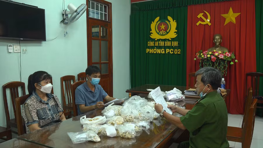 Cơ quan chức năng trao trả tài sản cho bị hại. Ảnh: Công an Bình Định.