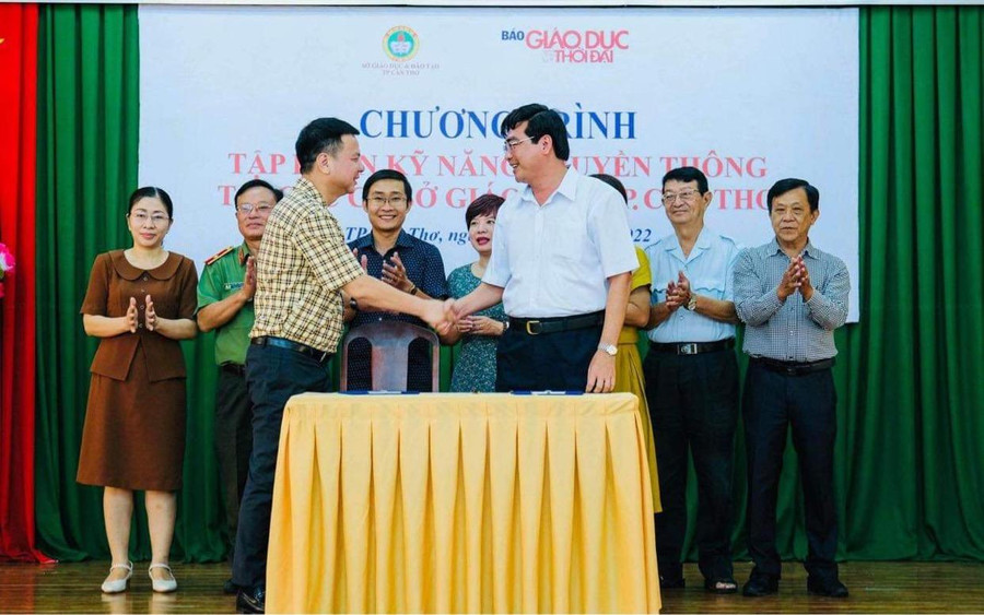 Nhà báo Triệu Ngọc Lâm (trái)- Tổng Biên tập Báo GD&TĐ và ông Trần Thanh Bình - Giám đốc Sở GD&ĐT TP Cần Thơ chúc mừng ký kết văn bản hợp tác truyền thông. Nhà báo Triệu Ngọc Lâm (trái)- Tổng Biên tập Báo GD&TĐ và ông Trần Thanh Bình - Giám đốc Sở GD&ĐT TP Cần Thơ chúc mừng ký kết văn bản hợp tác truyền thông.