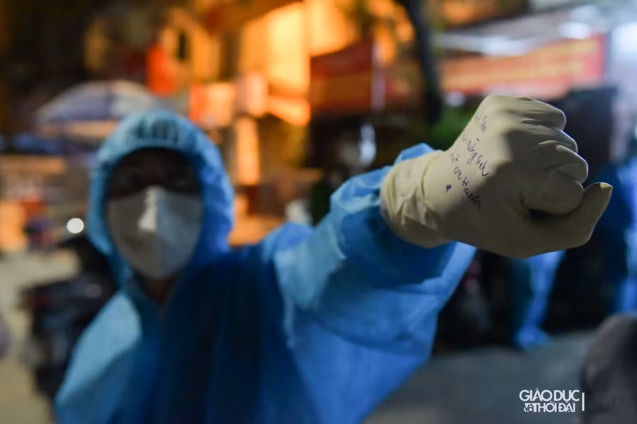 Cũng đặc biệt hơn khi hôm nay cũng là ngày sinh nhật của 1 thành viên trong đội tình nguyện, những lời chúc mừng sinh nhật được ghi vội trên chiếc găng tay y tế.