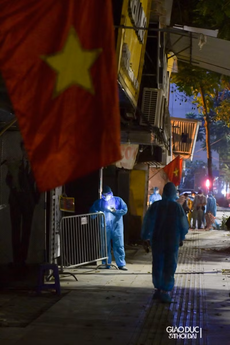 Từ việc hai trường hợp ở ngõ 330 đi xét nghiệm tại bệnh viện có kết quả dương tính, được Sở Y tế Hà Nội công bố vào sáng 23/8, đến nay đã có gần 600 ca nhiễm liên quan đến ổ dịch này.