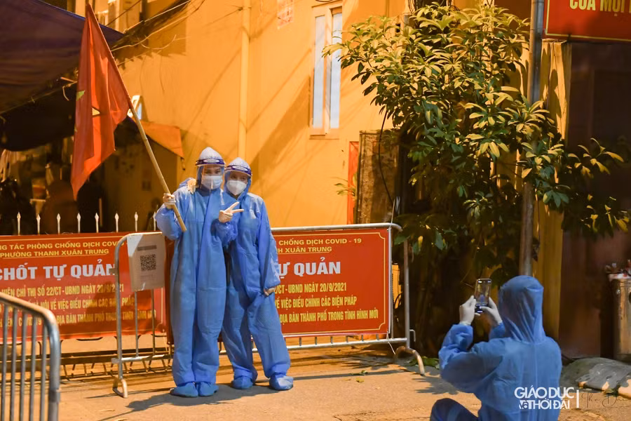 Những tình nguyện viên chụp hình kỷ niệm trước khi khu vực cách ly tại 2 ngõ 328, 330 đường Nguyễn Trãi dỡ rào cách ly.