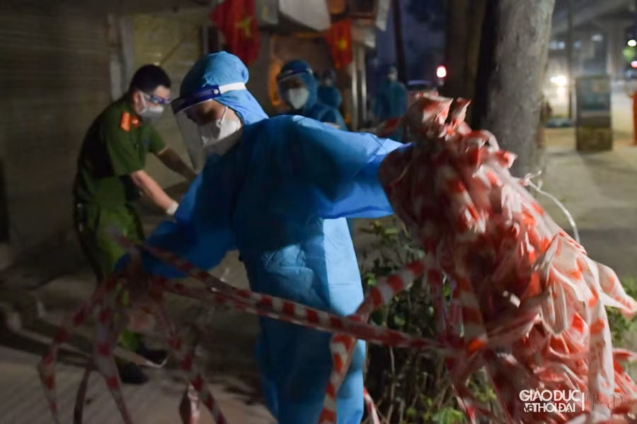 Toàn bộ lớp hàng rào, dây dọc vỉa hè đường Nguyễn Trãi được tháo dỡ.