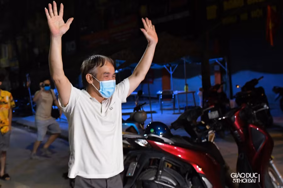 Cũng trong tối ngày hôm nay, những người dân đầu tiên tại ngõ 328 và 330 đường Nguyễn Trãi đã trở về nhà, mọi người đều không giấu được sự vui mừng.