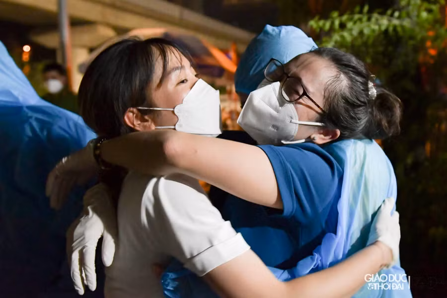 Niềm vui của những tình nguyện viên khi chuẩn bị trở về ngôi nhà thân yêu của mình sau 1 tháng xa nhà.