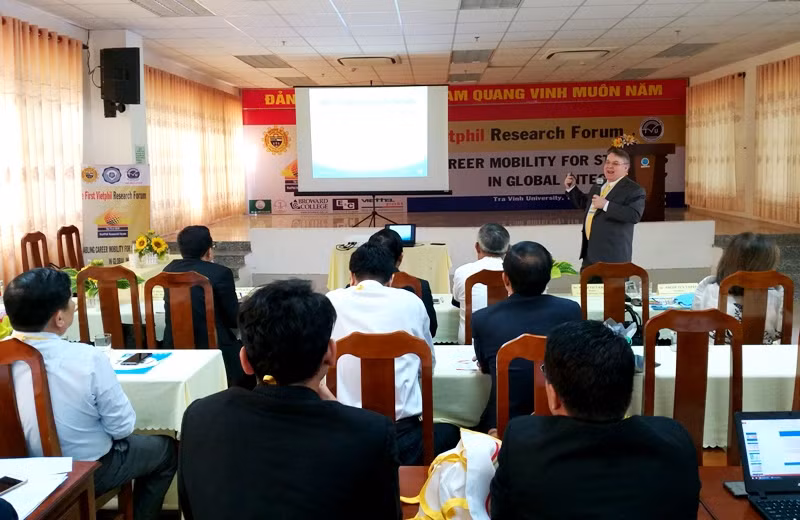 GS Phillip M.Adams đến chuyên gia khoa học GD từ Đâị học Nova, Mỹ trình bày tham luận