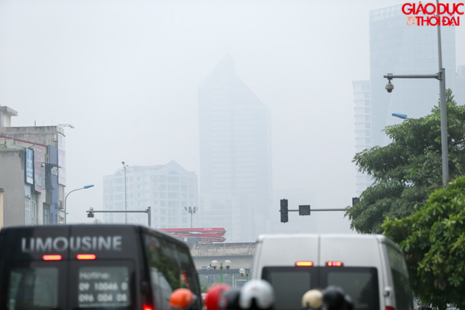 Nhiều toà nhà cao tầng không thể nhìn thấy phần ngọn.