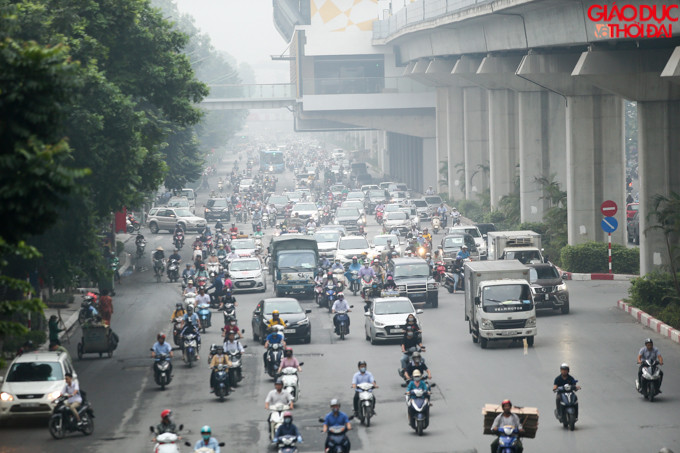 Tại đường Nguyễn Trãi, khoảng 10h, sương mù vẫn còn khá dày.