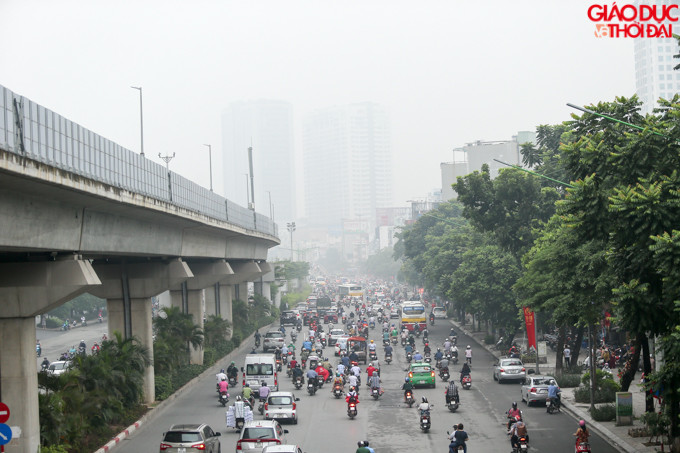 Các phương tiện đều giảm tốc độ khi tham gia giao thông dưới thời tiết mù sương.