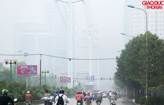 Cao ốc Hà Nội “tàng hình” trong sương mù