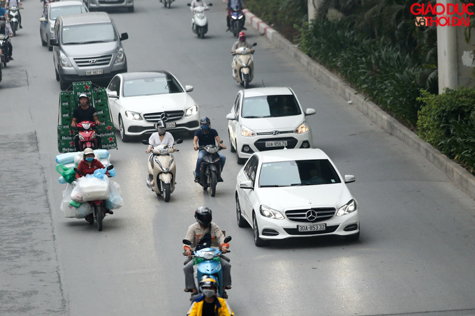 Nhiều phương tiện phải bật đèn giữa ban ngày.