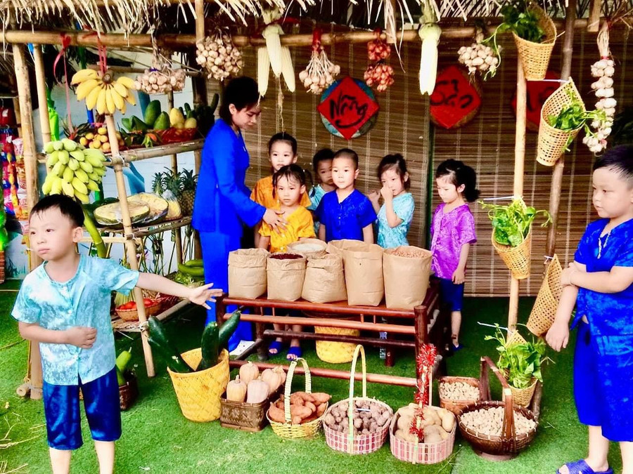 Niềm vui đến trường của trẻ thể hiện qua phiên chợ quê. Niềm vui đến trường của trẻ thể hiện qua phiên chợ quê.