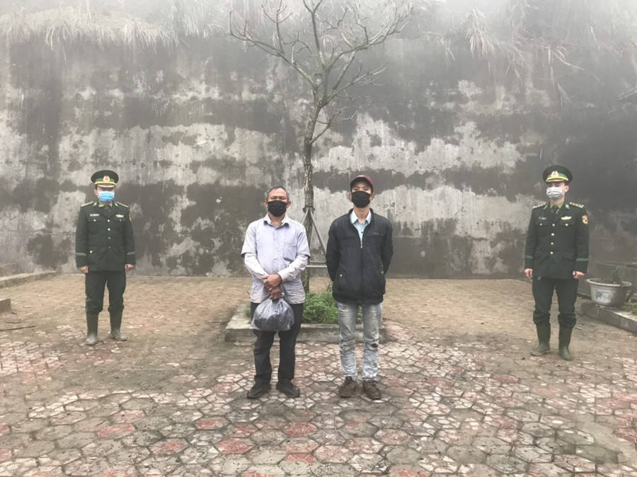 2 đối tượng vượt biên trái phép bị bộ đội Biên phòng Hà Tĩnh bắt giữ. 2 đối tượng vượt biên trái phép bị bộ đội Biên phòng Hà Tĩnh bắt giữ.
