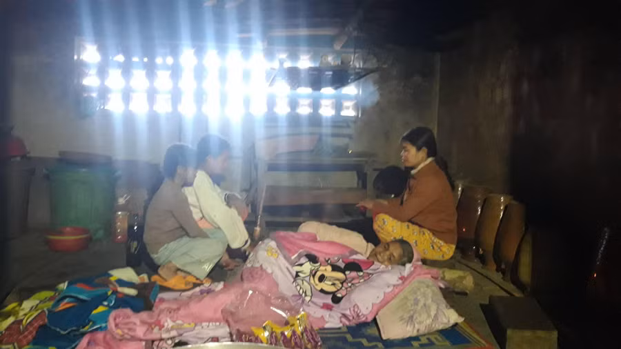 Chị Y Móc một mình gồng gánh nuôi 2 người con và mẹ già nên việc giáo dục con chủ yếu nhờ thầy, cô.