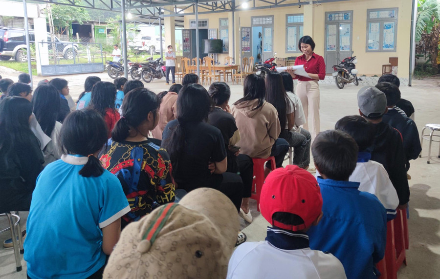 Giáo viên vùng khó không chỉ dạy chữ mà còn quan tâm đến đời sống học sinh.