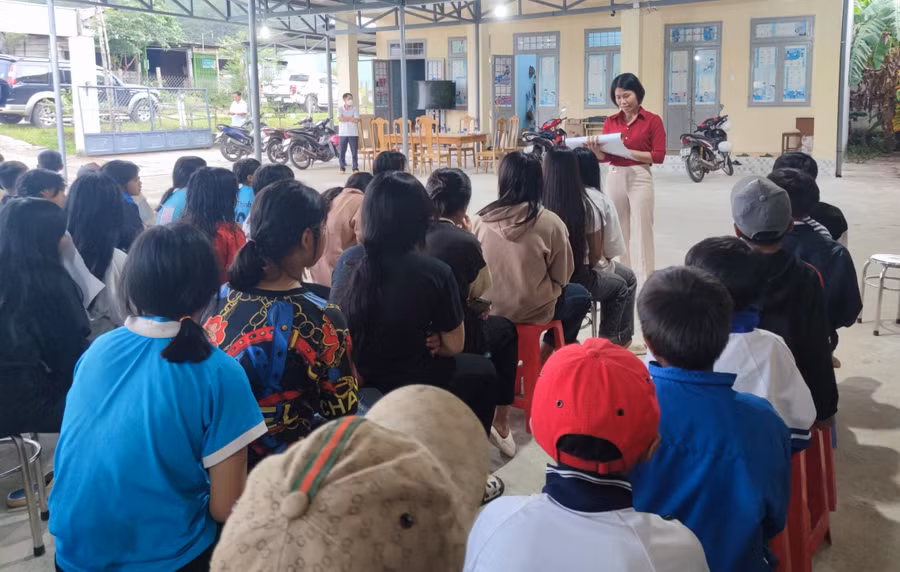 Giáo viên vùng khó không chỉ dạy chữ mà còn quan tâm đến đời sống học sinh.