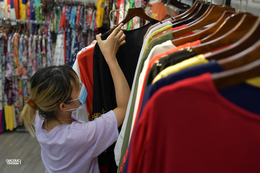 Hà Nội: Nhiều cửa hàng thời trang dọn dẹp trong đêm chuẩn bị bán hàng trở lại ảnh 14