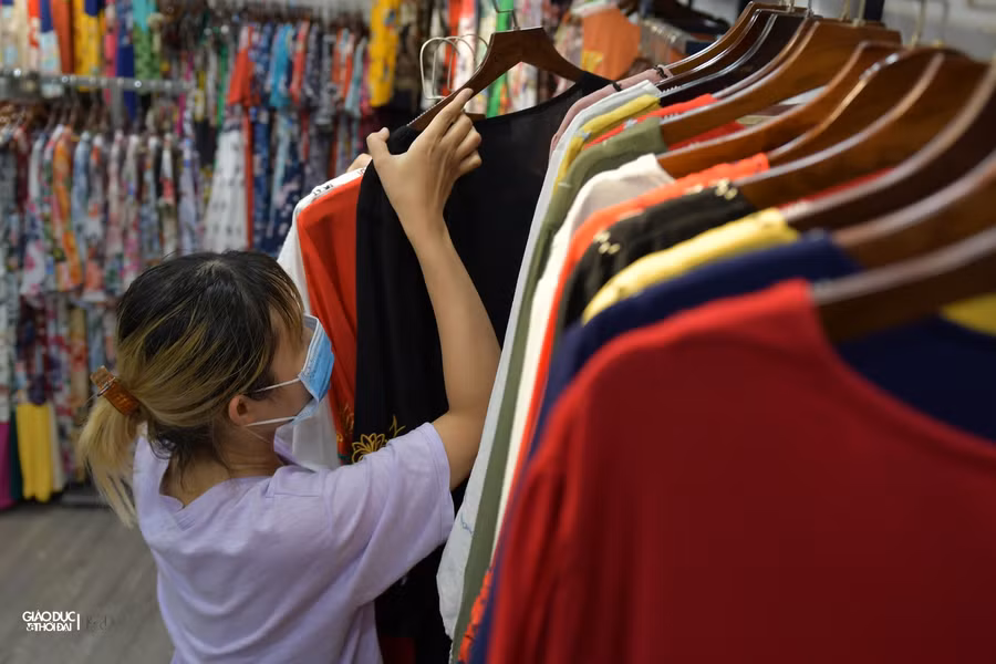 Hà Nội: Nhiều cửa hàng thời trang dọn dẹp trong đêm chuẩn bị bán hàng trở lại ảnh 14