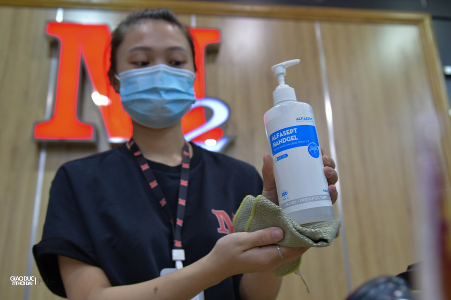 Nước rửa tay sát khuẩn được đặt tại nhiều vị trí trong cửa hàng để thuận tiện cho khách.