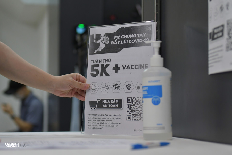 Hà Nội: Nhiều cửa hàng thời trang dọn dẹp trong đêm chuẩn bị bán hàng trở lại ảnh 5