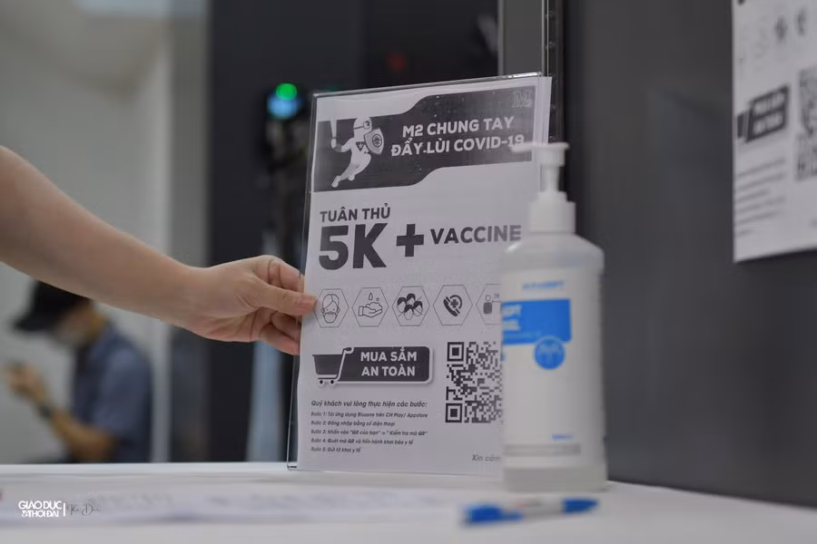 Hà Nội: Nhiều cửa hàng thời trang dọn dẹp trong đêm chuẩn bị bán hàng trở lại ảnh 5