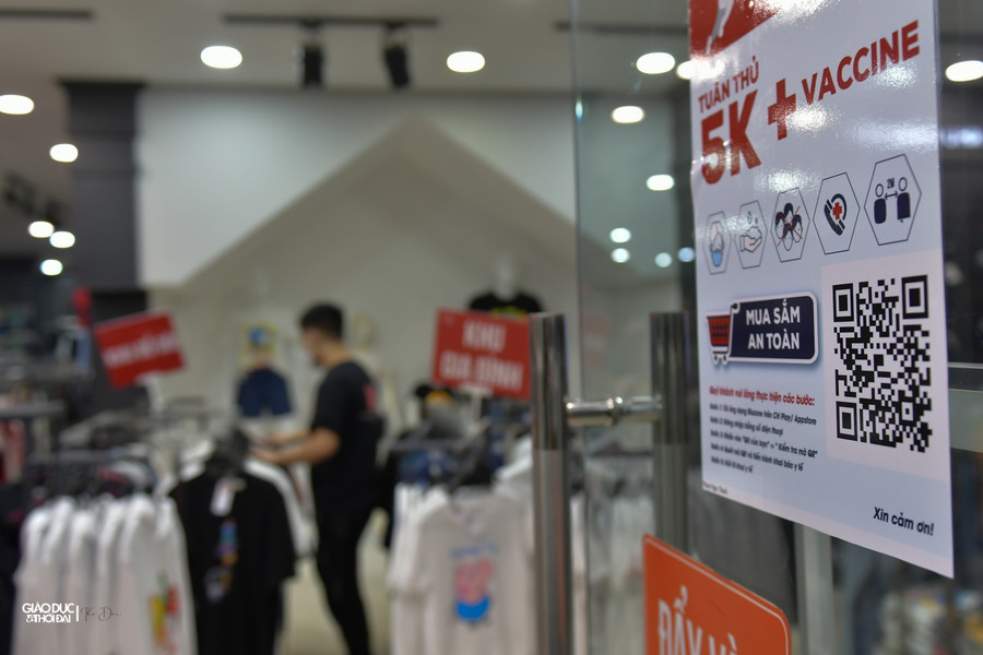 Tại cửa hàng thời trang M2 trên đường Phạm Ngọc Thạch cho dù đã khá muộn nhưng nhiều nhân viên trong cửa hàng vẫn dọn dẹp lại cửa hàng để ngày mai bắt đầu đón khách trở lại.