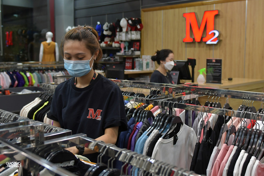 Hà Nội: Nhiều cửa hàng thời trang dọn dẹp trong đêm chuẩn bị bán hàng trở lại ảnh 7