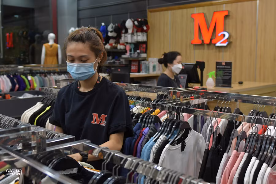 Hà Nội: Nhiều cửa hàng thời trang dọn dẹp trong đêm chuẩn bị bán hàng trở lại ảnh 7