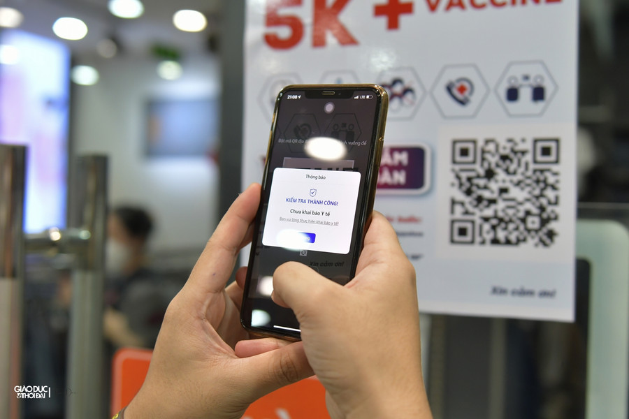 Cùng với đó mã quét QR đã được chuẩn bị và dán ngay bên ngoài cửa để khách hàng có thể quét mã dễ dàng.