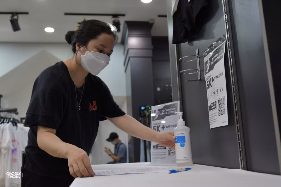 Hà Nội: Nhiều cửa hàng thời trang dọn dẹp trong đêm chuẩn bị bán hàng trở lại ảnh 4